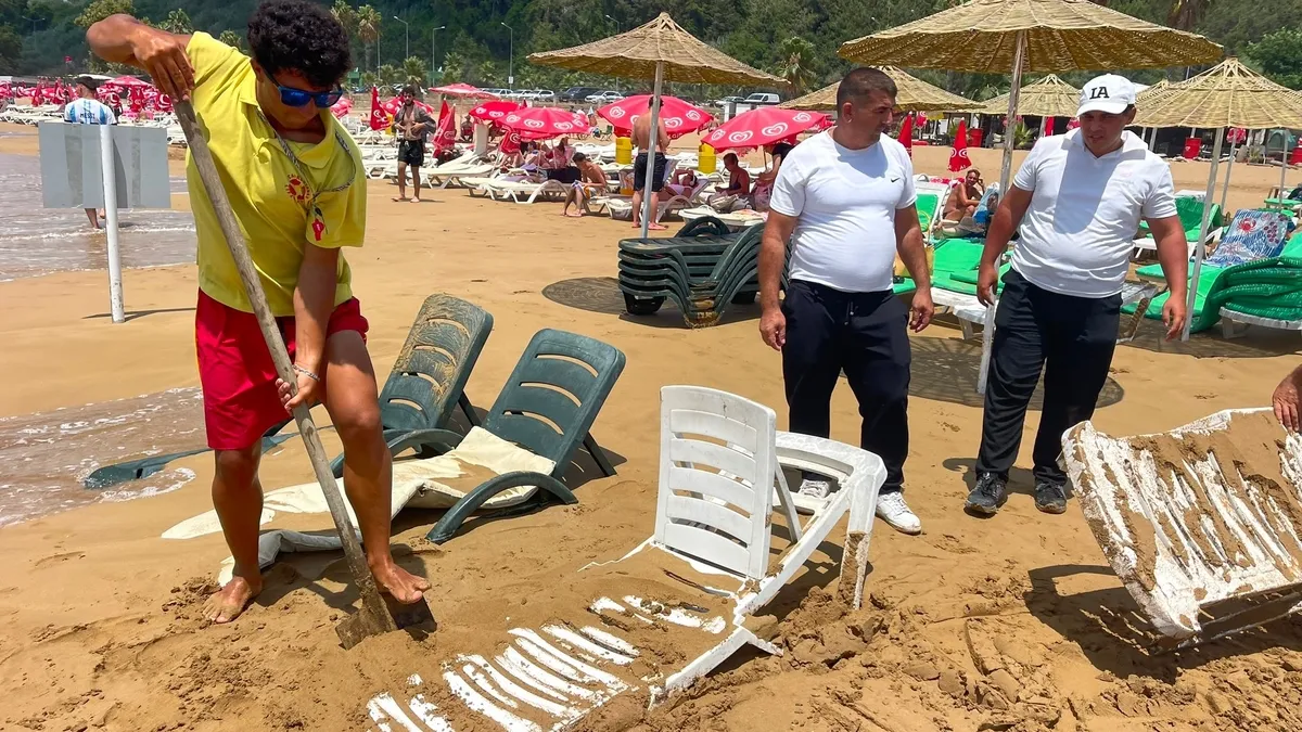 Alanya'da dev dalgalar şezlongları kuma gömdü!