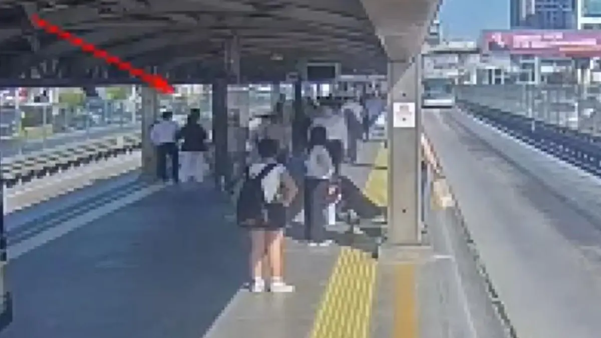 Beylikdüzü metrobüs durağında 'yan baktın' kavgası! 1 kişi hayatını kaybetti
