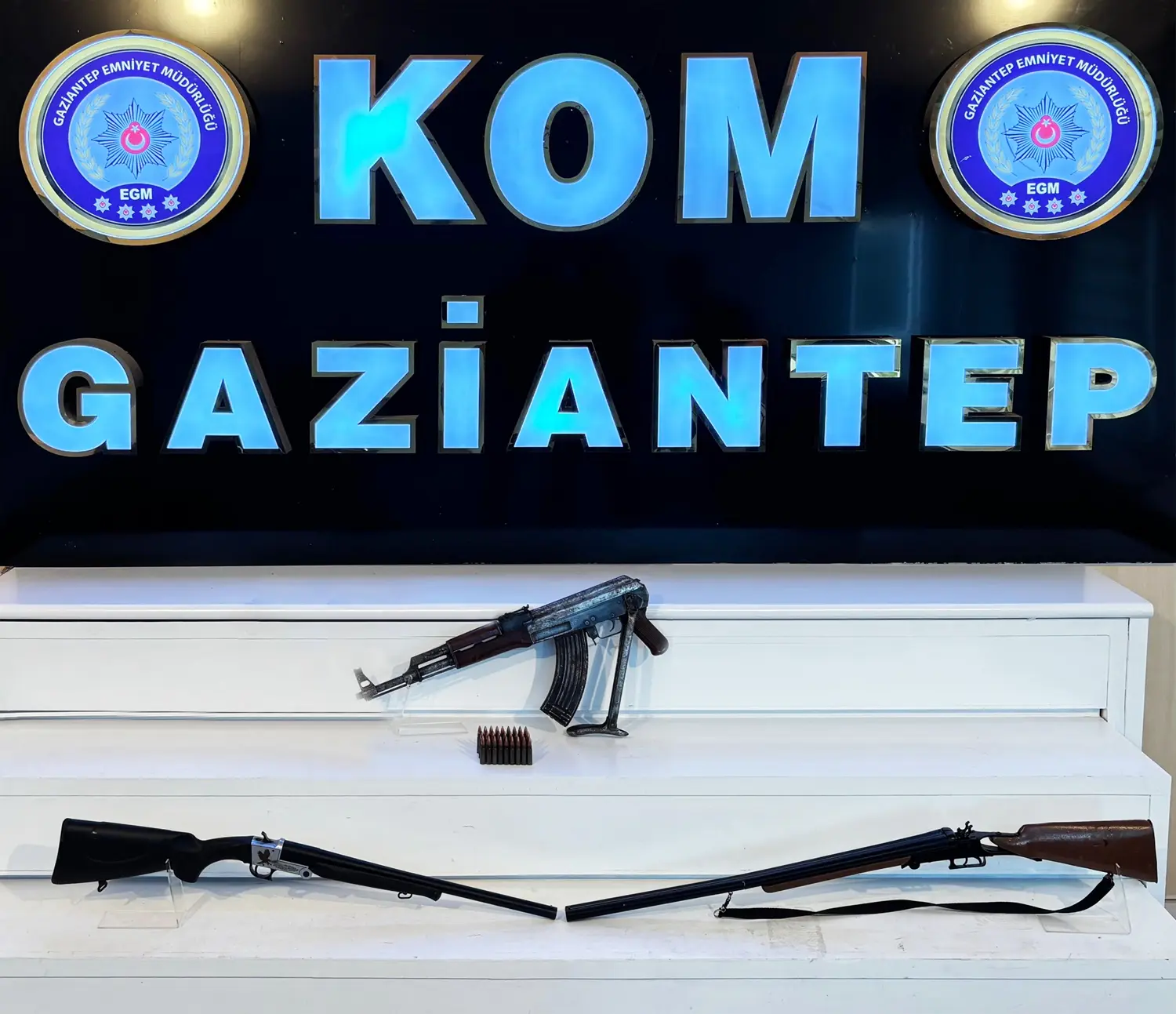 Silah kaçakçılarına eşzamanlı baskın! Tüfek ve fişek ele geçirildi