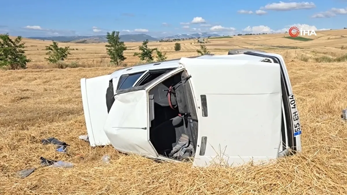 Vezirköprü'de otomobil tarlaya uçtu: 2 yaralı