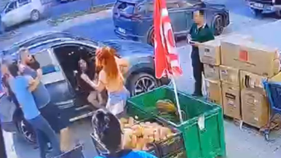 Sevgilisi ile onu kurtaran kadını feci dövdü!