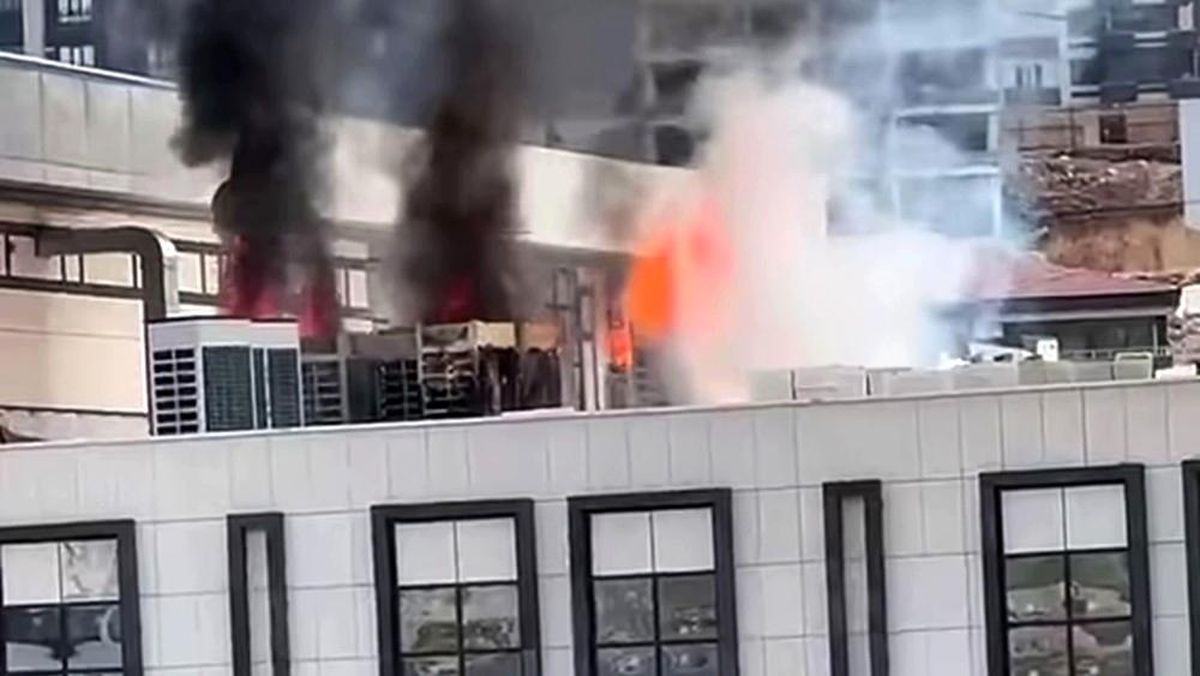 İnşaatı devam eden hükumet konağı çatısında korkutan yangın