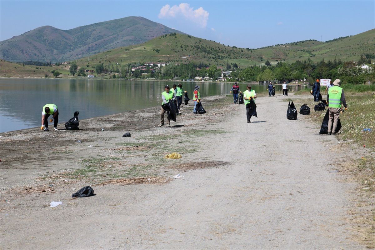 Hazar Gölü çevresinde 12 ton atık toplandı