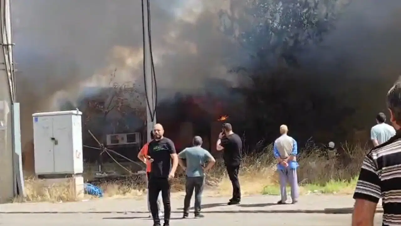 Marangoz atölyesinde yangın paniği: 2 kişi dumandan etkilendi
