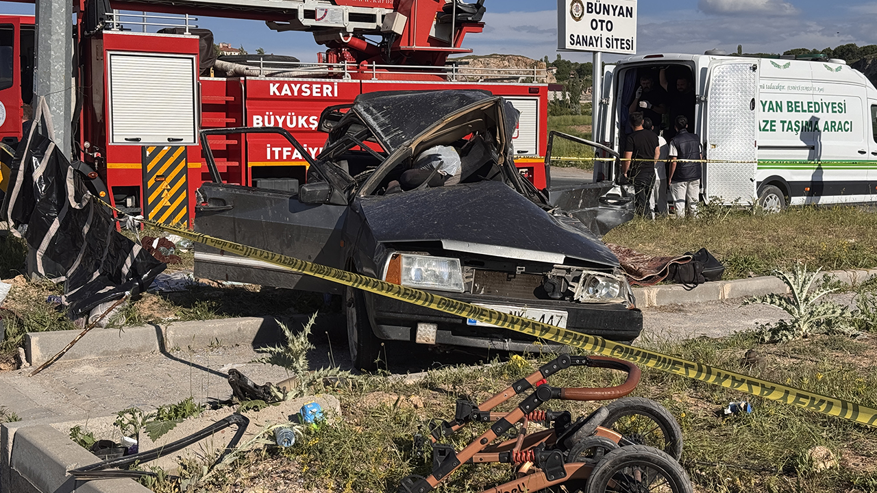 Kayseri'de iki otomobilin çarpıştığı kazada 3 kişi öldü, 5 kişi yaralandı