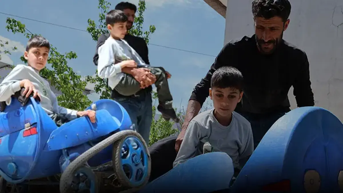 Baba olmak böyle bir şey! Parasızlıktan alamadı, yürüme engelli oğluna plastik varilden araba yaptı