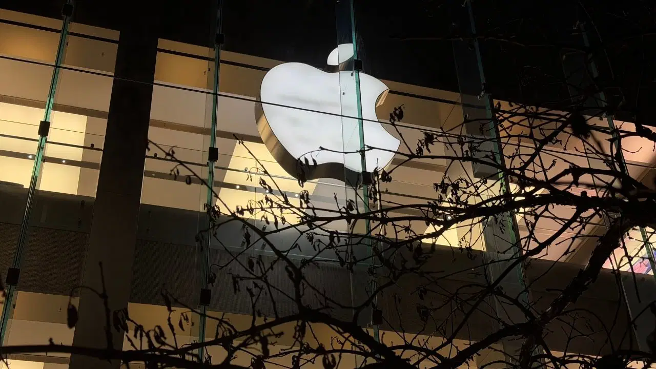 Apple ticari sırlarını çaldığı iddiasıyla iki eski çalışanı ve OpenAI'a dava açtı
