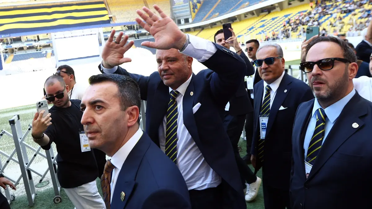 Fenerbahçe'de kongre üyelerinden Sadettin Saran'a destek