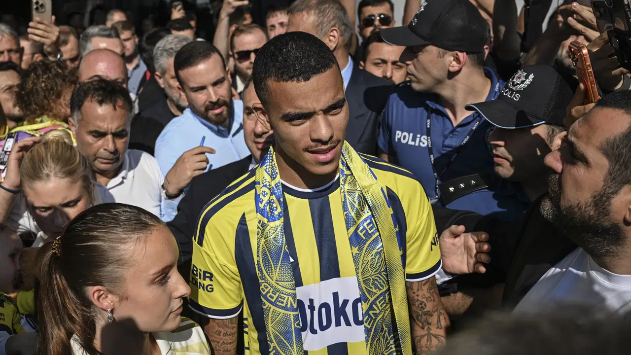 Fenerbahçe'den Mason Greenwood, Nathen Ake ve Vedat Muriqi için imza töreni