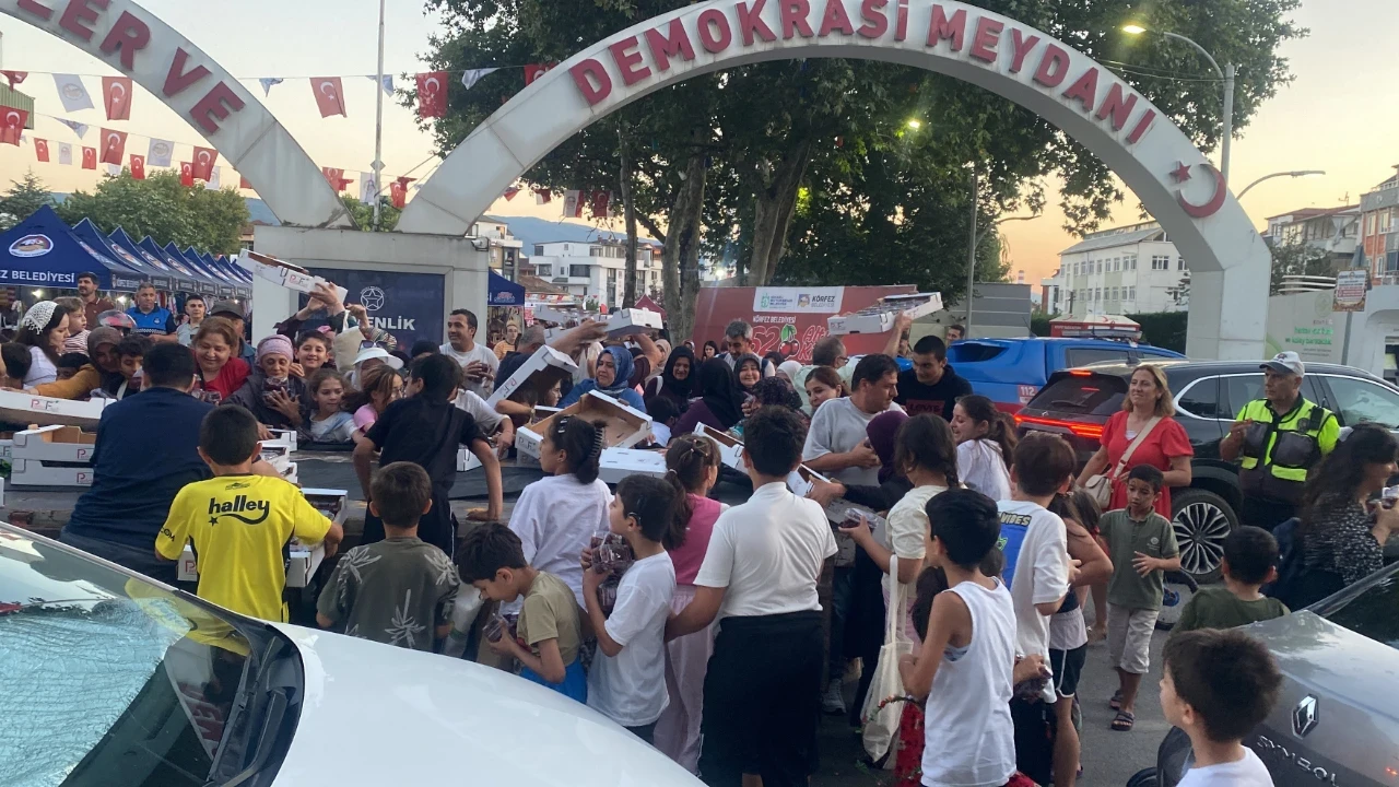 Bedava kiraz kapabilmek için kıyasıya yarıştılar