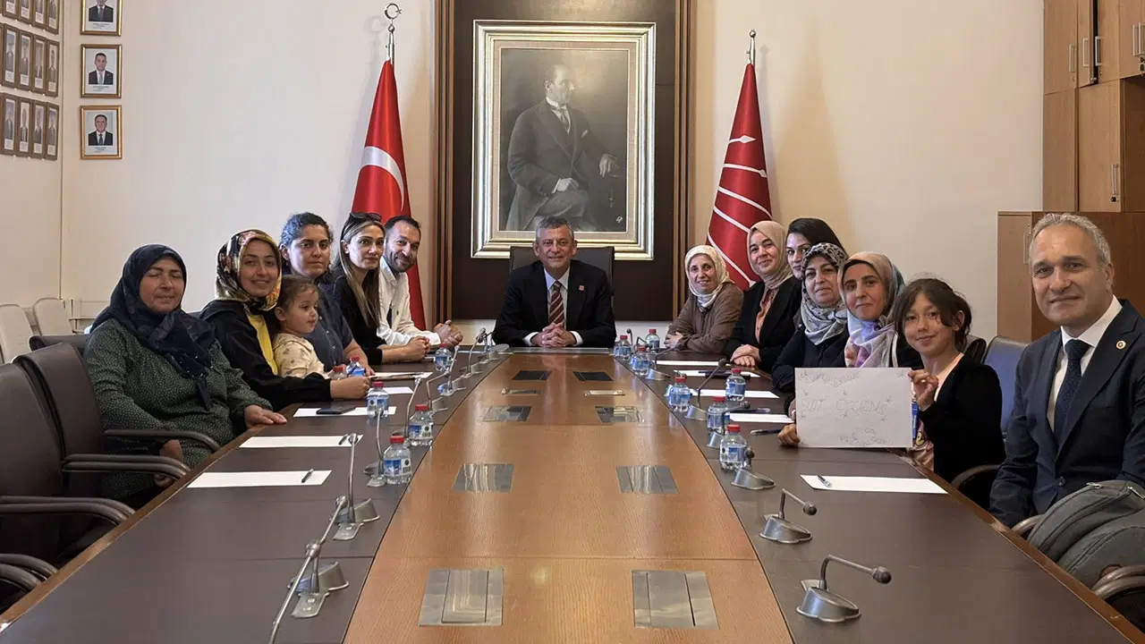 CHP lideri Özgür Özel, özel sektör öğretmenleriyle bir araya geldi