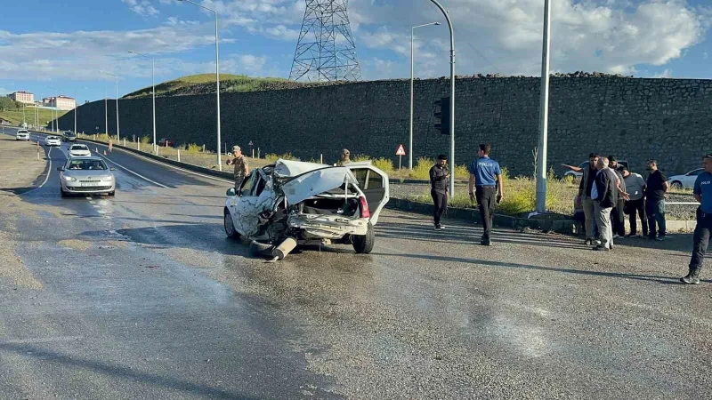 Ağrı’da freni tutmayan kamyonet otomobile çarptı: İki kişi yaralandı