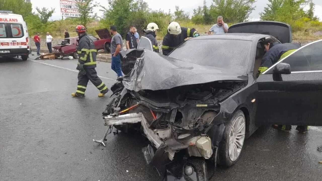 Kastamonu'daki kazada yaralanan 3 kişiyi itfaiye ekipleri araçlardan çıkardı