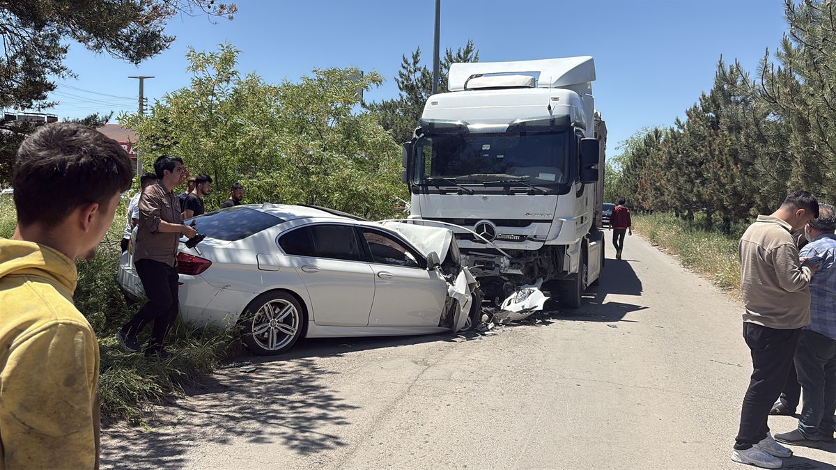 Sivas'ta TIR ile çarpışan otomobilin sürücüsü hayatını kaybetti