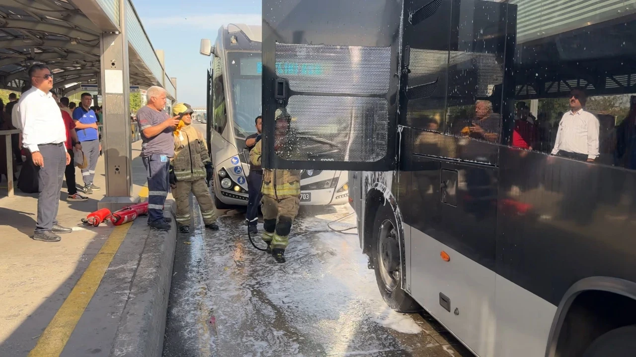 Avcılar’da metrobüs yangını: Motor kısmı alev aldı