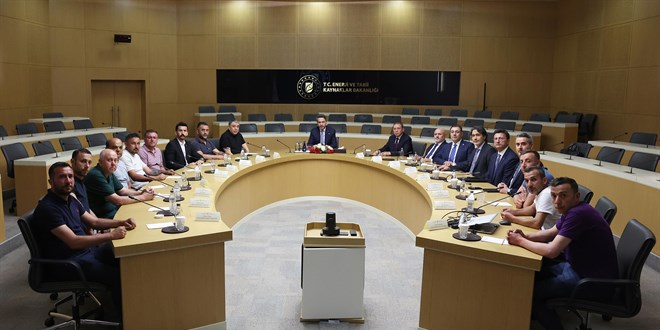 Bakan Bayraktar, eylemdeki maden işçilerini ağırladı