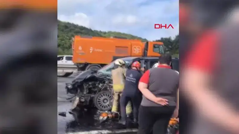 Kemerburgaz Havalimanı yolunda minibüsle kamyonet çarpıştı; yaralılar var