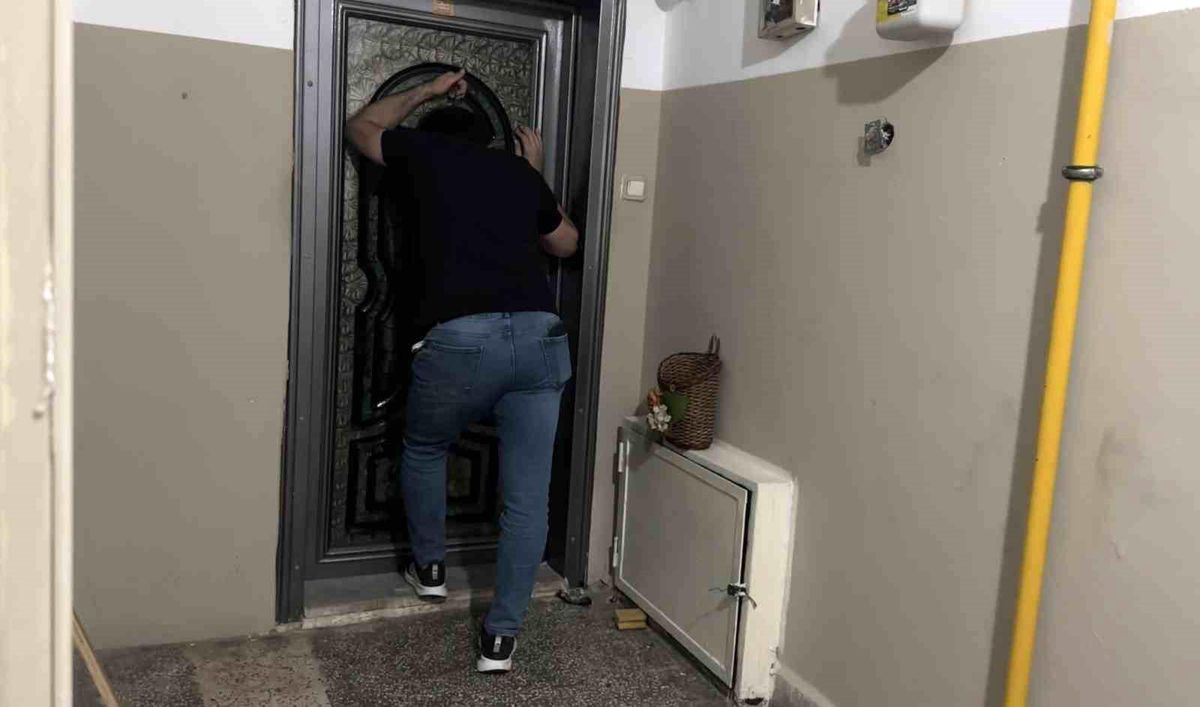 Yangın çıkarıp kendisini eve kilitledi: Ekiplerin çabasına rağmen dışarı çıkmadı
