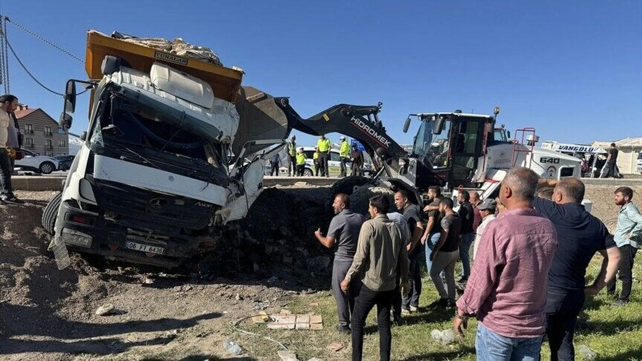 Hakkari'de feci kaza! 3 kişi öldü 2 kişi yaralandı