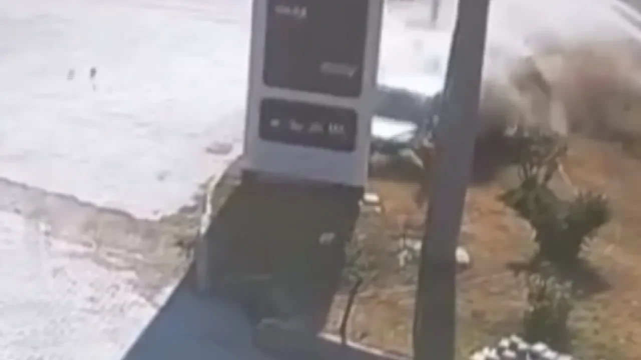 Savrulan otomobil akaryakıt tabelasına daldı: Kaza anı saniye saniye kamerada