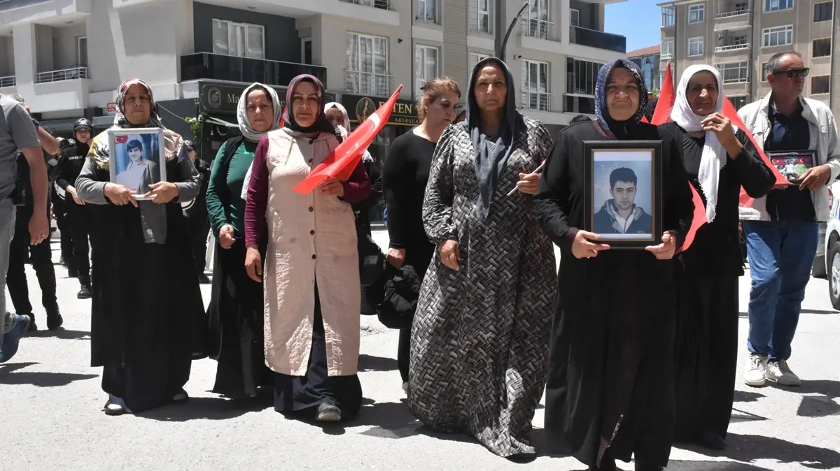 Van'da evlat nöbeti kararlılıkla sürüyor: Annelerden terör örgütüne karşı tek ses