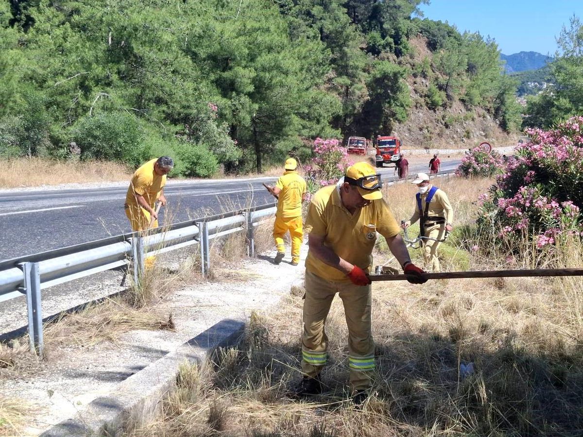 Marmaris'te orman yangınlarına karşı yol kenarlarında yoğun mesai