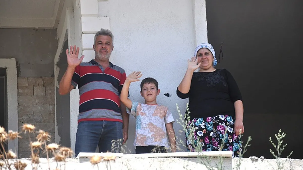 İzmir'de yanan evler bir yılda tamamlandı! 7 yaşındaki Muzaffer'den Bakan Kurum'a anlamlı çağrı