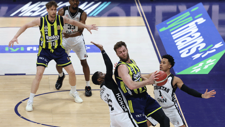 Basketbolda derbi maçta Beşiktaş, Fenerbahçe'yi mağlup etti! Seride öne geçti
