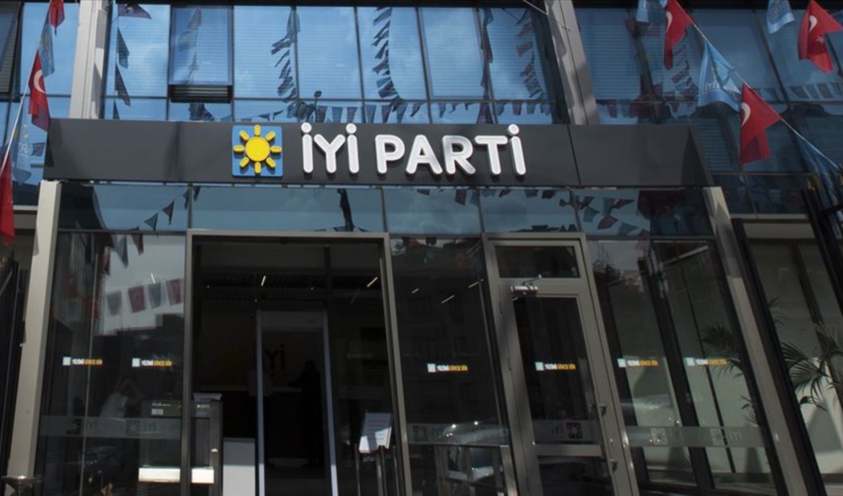 27 Haziran hazırlıkları başladı: İYİ Parti Genel Merkezi'ne dev pankart asıldı