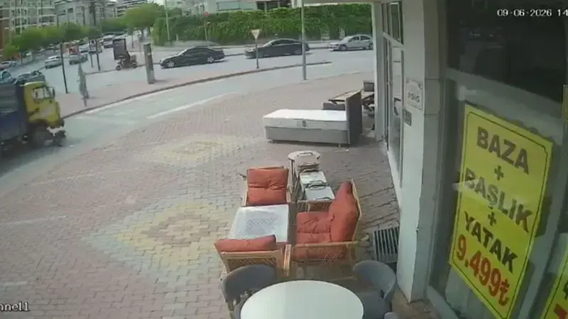 Bisikletteki 3 çoçuk kamyonetin altında kaldı; o anlar kamerada