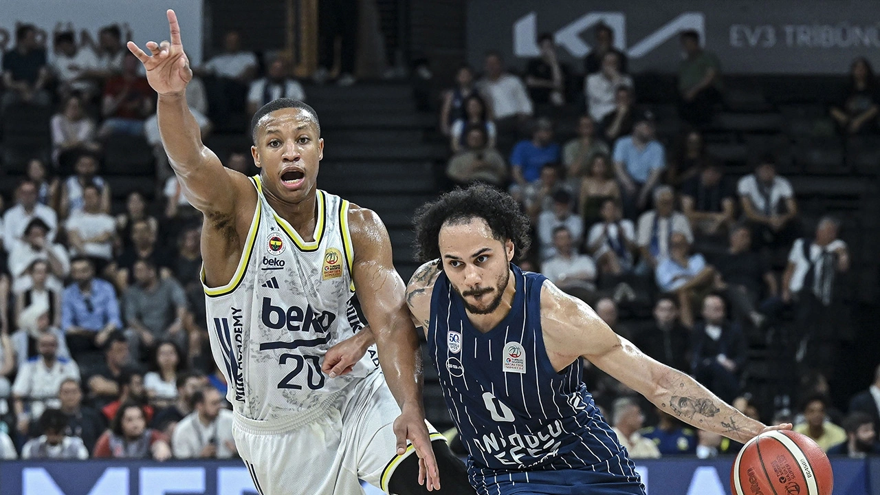 Anadolu Efes evinde Fenerbahçe'yi devirip seriyi uzattı
