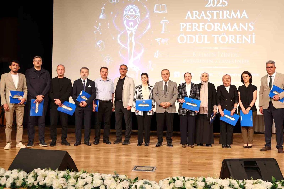 ERÜ'de '2025 Yılı Araştırma Performans Ödül Töreni' düzenlendi