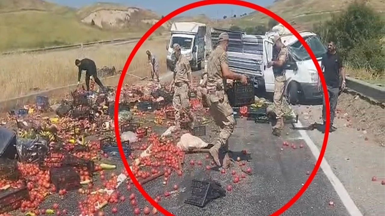 Lastiği patlayan kamyonetteki sebze ve meyveler çevreye dağıldı