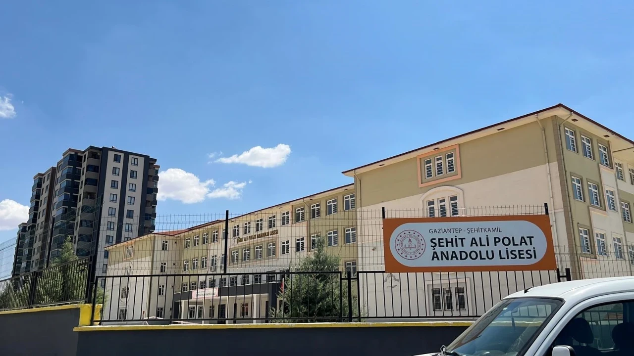 Karne günü bıçaklanan liseli yaşam mücadelesi veriyor