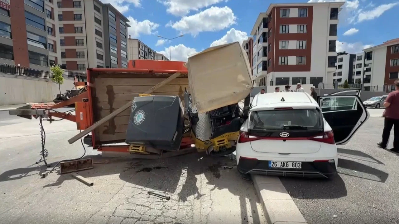 İlk derste facianın eşiğinden dönüldü: Eskişehir’de 2,7 tonluk römork kazası