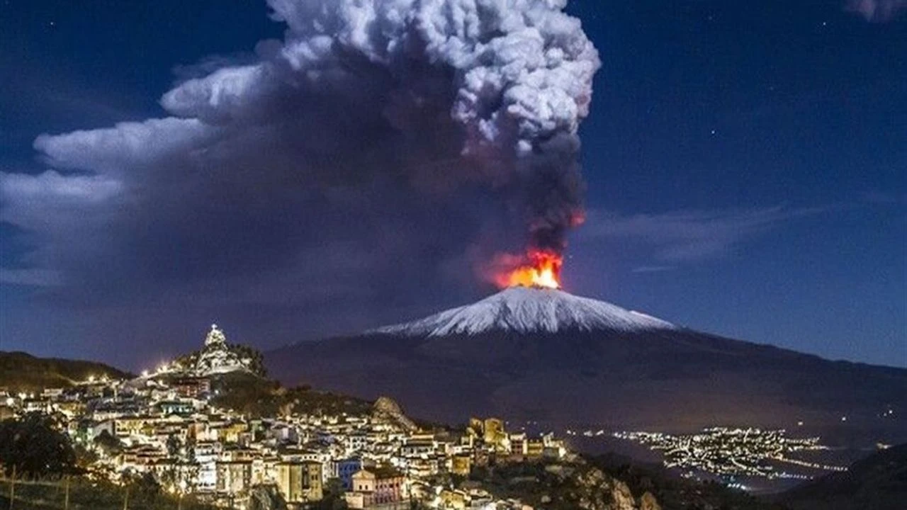 Etna, yeniden güçlü şekilde kül püskürttü