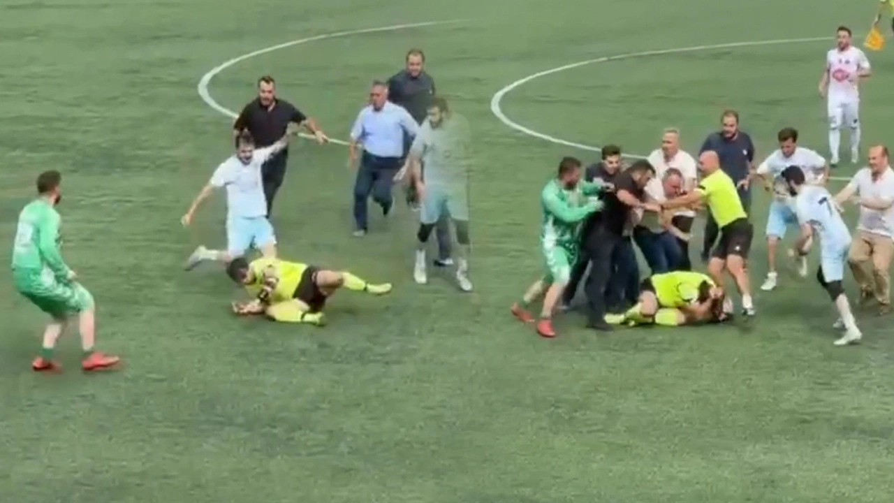 TFF'den hakem istediler: Kararı beğenmeyince tekme tokat dövdüler