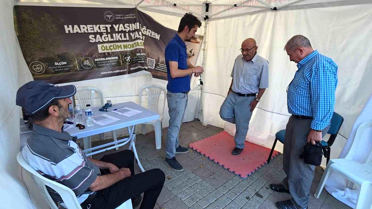 Kütahya'da "Hareket yaşını öğren, sağlıklı yaşa" kampanyası için oluşturulan ölçüm noktası ilgi görüyor