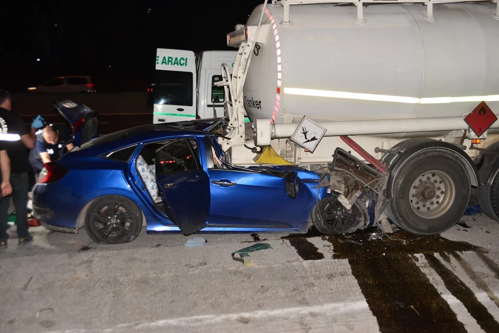 Adana'da tankerle çarpışan otomobildeki baba öldü, 2 çocuğu yaralandı