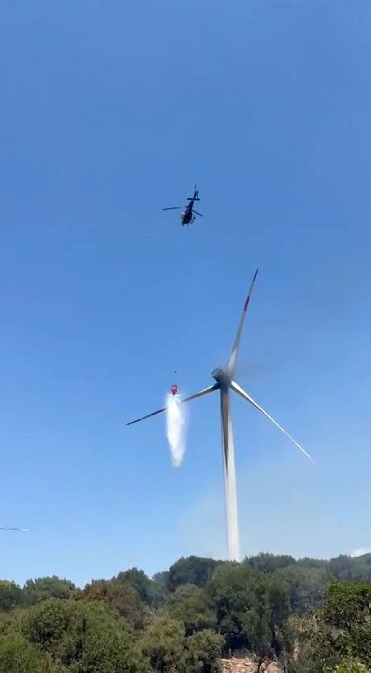 Bergama'da rüzgar türbini alev alev yandı