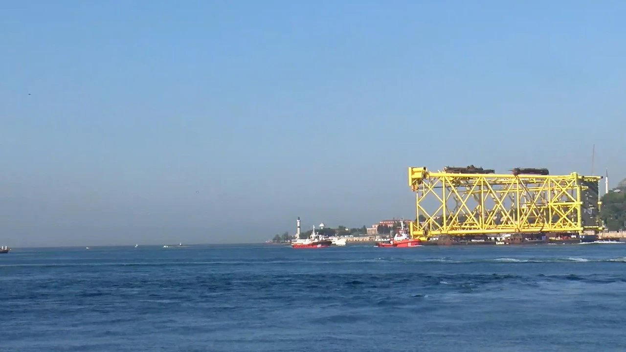 İstanbul Boğazı çift yönlü kapatıldı: Karadeniz'e dev sevkiyat
