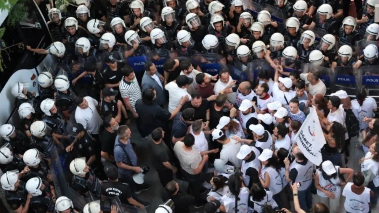 Açlık grevindeki öğretmenlere polis müdahalesi; Darp edilip yerlerde sürüklendirler