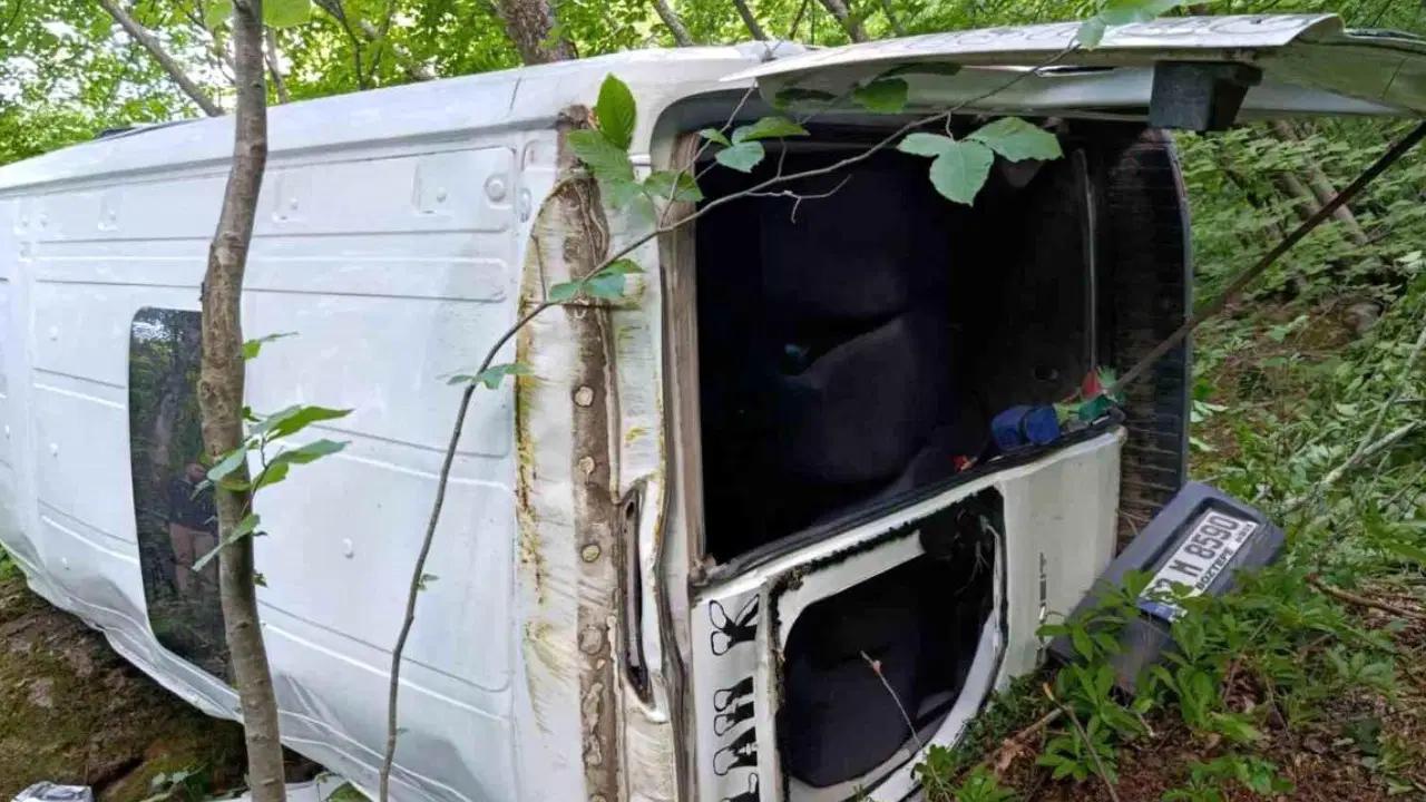 Ordu'da uçuruma yuvarlanan minibüsteki 5'i çocuk 10 kişi yaralandı