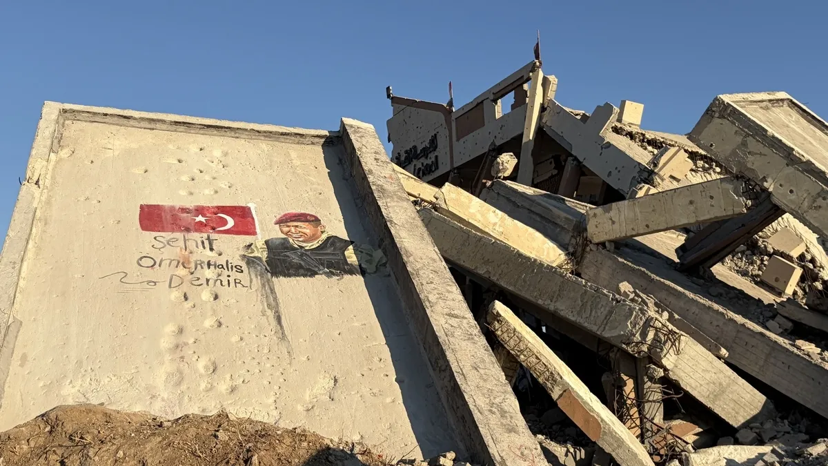 Gazze'den 15 Temmuz'a anlamlı vefa: Şehit Ömer Halisdemir'in resmini çizdiler