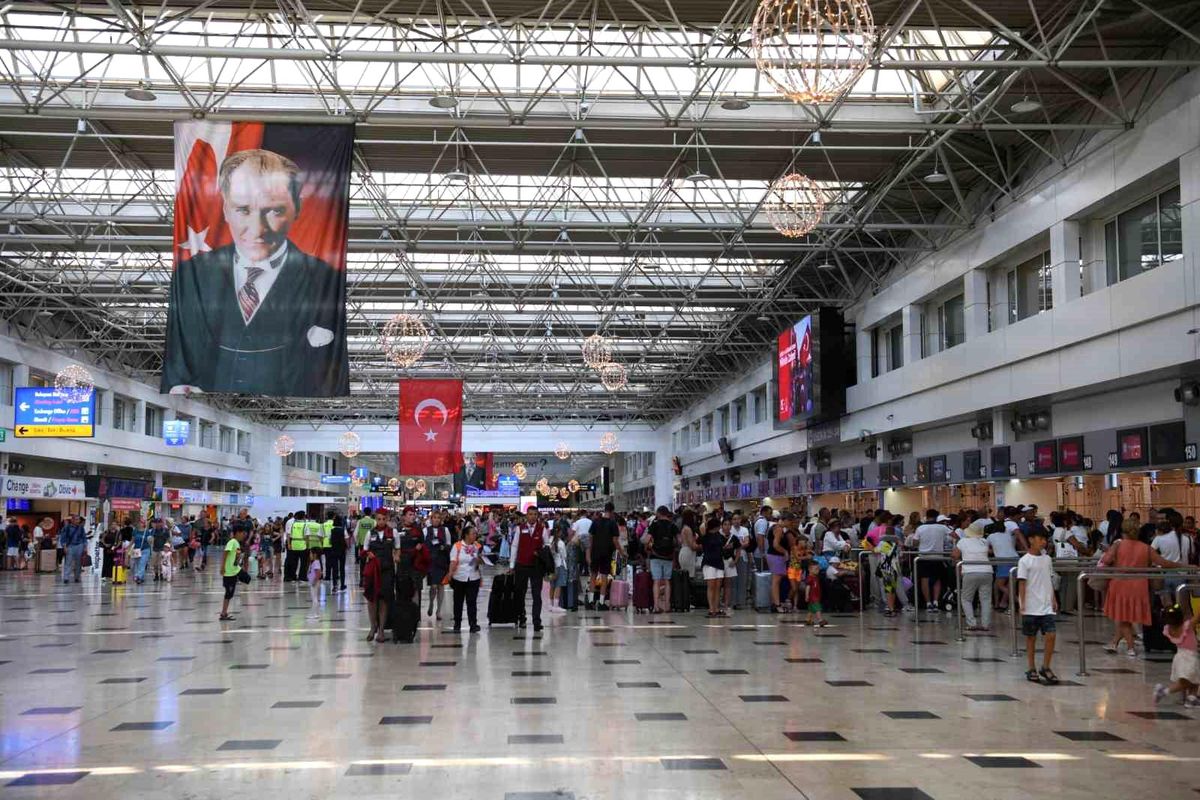 Bakan Uraloğlu: "İstanbul'daki iki havalimanımız, yılın ilk yarısında 78 ilin nüfusundan fazla yolcuyu ağırladı"