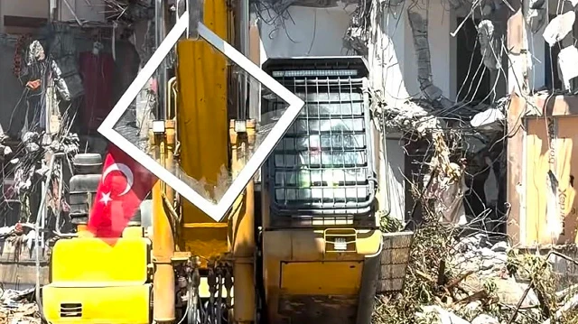 Pendik’te yıkımı durduran hassasiyet: Kepçe operatörü Türk bayrağını görünce çalışmayı kesti