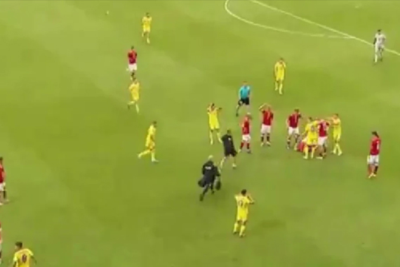 Daha önce kalp krizi geçirmişti: Yıldız futbolcu bir anda yere yığıldı