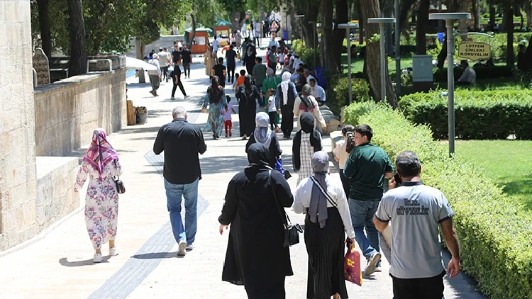 Tüm kent kavruldu: Termometreler 43 dereceyi gösterdi... Yaz mevsimine yüksek sıcaklıkla başladılar