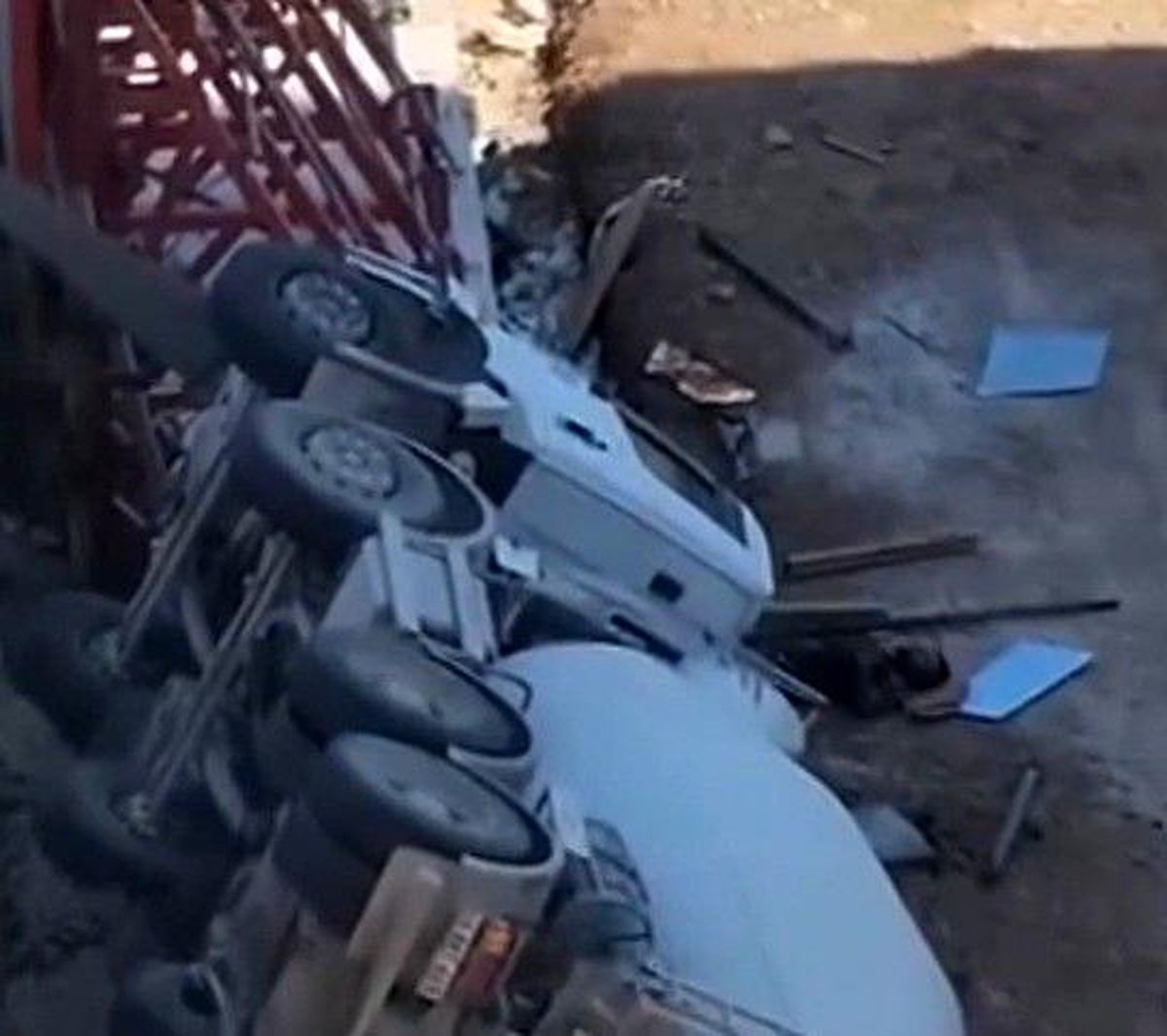 Yolda oluşan çökme nedeniyle beton mikseri devrildi: 1 yaralı