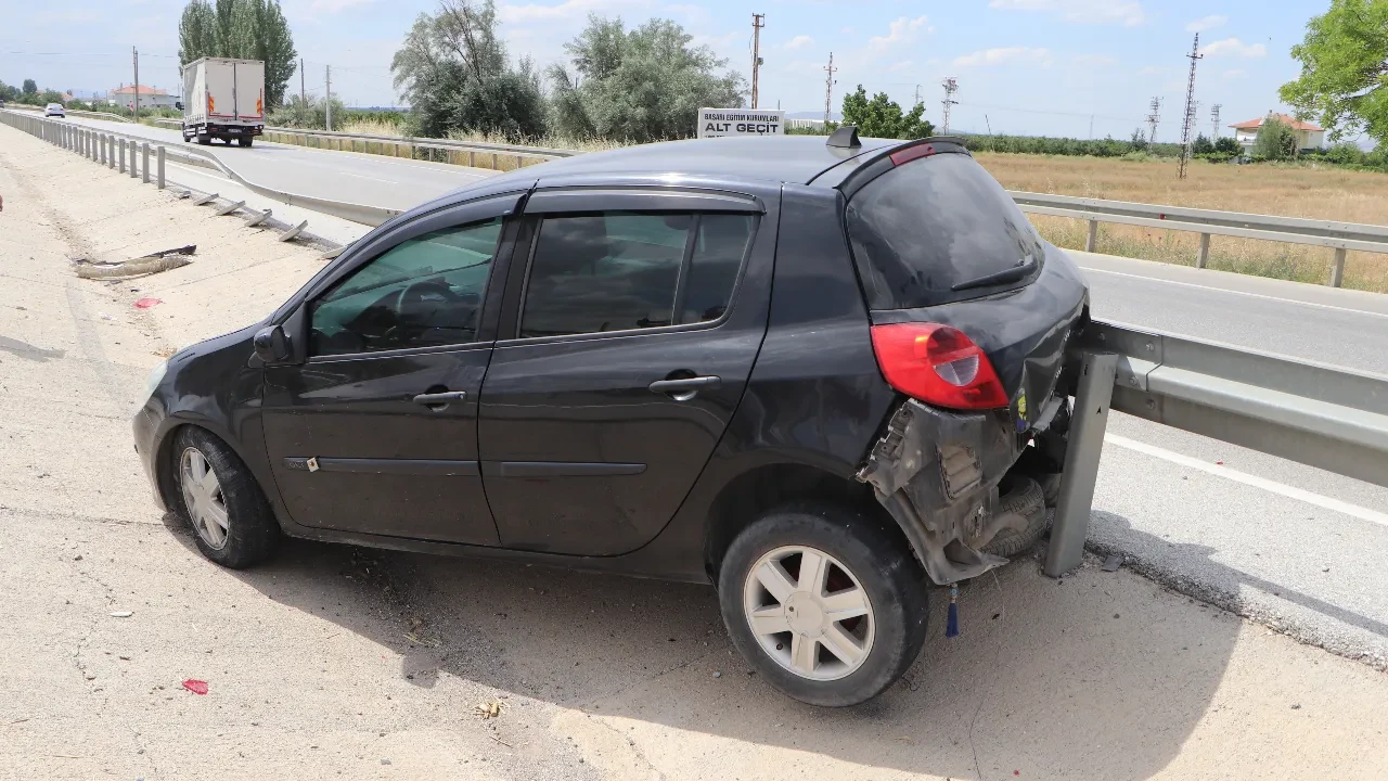 Karaman'da otomobilin bariyerlere girdiği anlar kamerada!